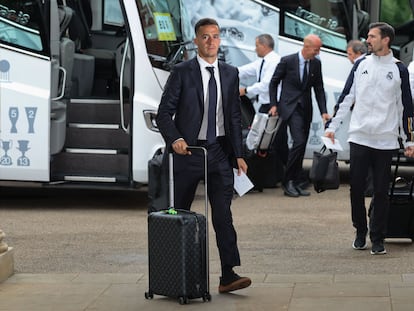 Lucas Vázquez, durante la llegada del Real Madrid a Londres.