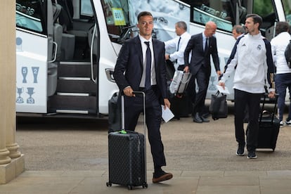 Lucas Vázquez, durante la llegada del Real Madrid a Londres.