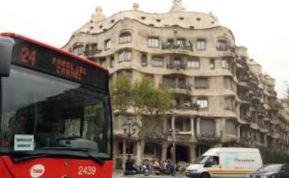 Un autobús con el cartel de servicios mínimos circula por Barcelona durante una huelga. EFE/Archivo