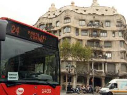 Un autobús con el cartel de servicios mínimos circula por Barcelona durante una huelga. EFE/Archivo