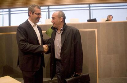 Markel Olano (PNV) y Martin Garitano (Bildu) se saludan en un pleno de las Juntas Generales de Gipuzkoa.