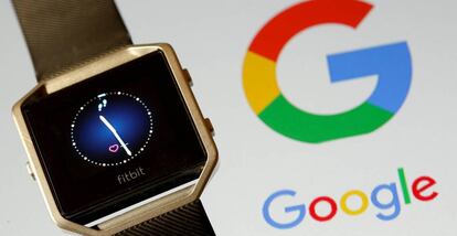 Reloj inteligente de Fitbit junto al logo de Google.  