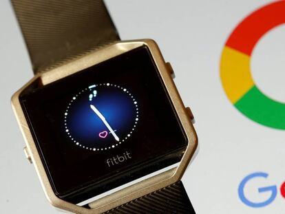 Reloj inteligente de Fitbit junto al logo de Google.  