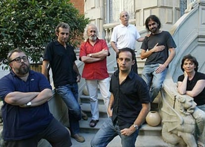 De izquierda a derecha, Álex de la Iglesia, Mariano Barroso, Montxo Armendáriz, Manolo Matjí, Fernando León y Patricia Ferreira. En el centro, Alejandro Amenábar. Posaron la semana pasada en la Casa de América de Madrid.
/ LUIS MAGÁN