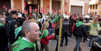 Decenas de vecinos sacan tarjeta roja a Fabra durante la `Romer&iacute;a de les Canyes&acute;