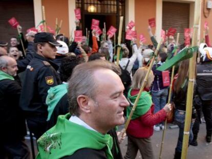 Decenas de vecinos sacan tarjeta roja a Fabra durante la `Romer&iacute;a de les Canyes&acute;