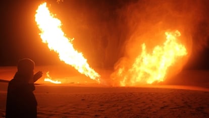 Un conducto de gas egipcio en llamas tras una explosión en 2011.