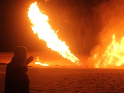 Un conducto de gas egipcio en llamas tras una explosi&oacute;n en 2011.