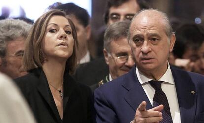 La entonces secretaria general del PP, Dolores de Cospedal, junto al ministro del Interior, Jorge Fernández Díaz, en 2015.