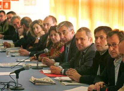 Rafael Simancas, cuarto por la derecha, en la reunión de ayer de la Ejecutiva Regional del Partido Socialista de Madrid.
