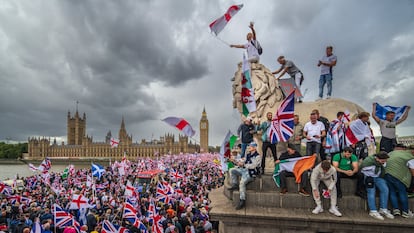 Centenares de manifestantes con la bandera del Reino Unido en Londres, este sábado.