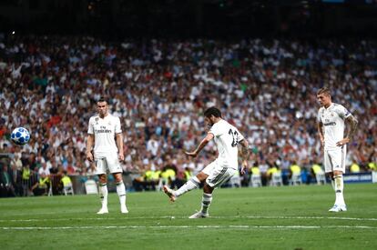 El jugador del Real Madrid, Isco, anota de lanzamiento directo el primer gol para su equipo.