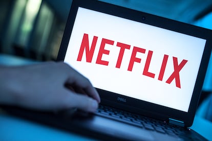 Un usuario entra a Netflix a través de un ordenador.