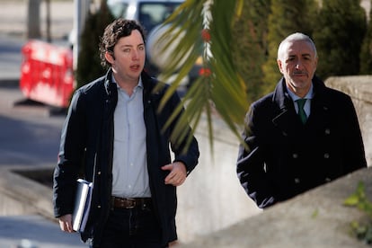 Francisco Nicolás Gómez Iglesias, alias ‘El Pequeño Nicolás’, y su abogado Juan Carlos Navarro, a su llegada a un juicio en la Audiencia de Madrid, el 13 de febrero.