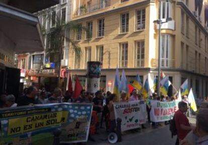 Manifestación en contra de la ley del suelo, este miércoles frente al Parlamento de Canarias, en Santa Cruz de Tenerife.
