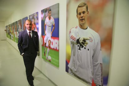 El técnico catalán ha visitado los vestuarios del Allianz Arena, decorados con murales de jugadores emblemáticos del equipo como el portero Neuer, en primer plano.