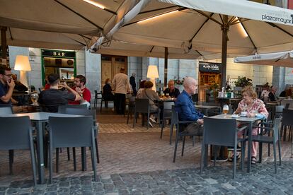 Varias personas en una terraza del centro de Madrid.