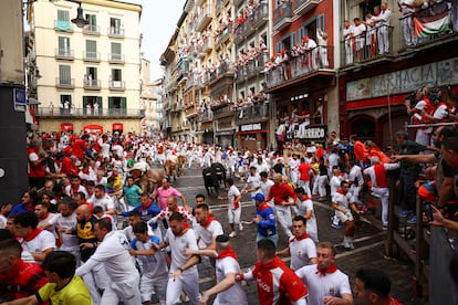 De jongeren doen mee aan de eerste stierenrennen van het San Fermin-festival, deze maandag in Pamplona.