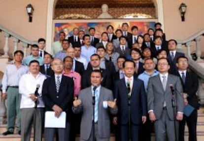 El secretario ejecutivo del Consejo de Ministros, Ebal Díaz, (c), habla junto a funcionarios del gobierno y el grupo de empresarios de Corea del Sur que se reunió con el Presidente de Honduras, Juan Orlando Hernández, este 10 de febrero de 2014, en la Casa Presidencial de Tegucigalpa (Honduras).