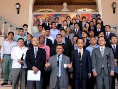 El secretario ejecutivo del Consejo de Ministros, Ebal Díaz, (c), habla junto a funcionarios del gobierno y el grupo de empresarios de Corea del Sur que se reunió con el Presidente de Honduras, Juan Orlando Hernández, este 10 de febrero de 2014, en la Casa Presidencial de Tegucigalpa (Honduras).