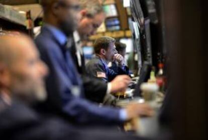 Comerciantes de bolsa trabajan en la sede de la Bolsa de Valores de Nueva York (NYSE) en Nueva York (EEUU). EFE/Archivo