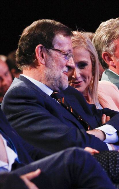 El presidente del Gobierno, Mariano Rajoy, conversa con Cristina Cifuentes, presidenta de la Comunidad de Madrid, en la Conferencia Política del PP, el 10 de julio de 2015.