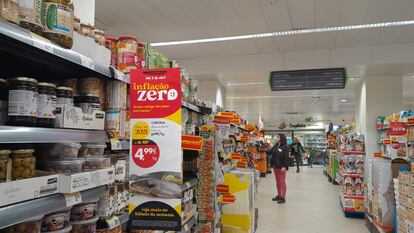 Unas estanterías con productos en un supermercado de Lisboa (Portugal).