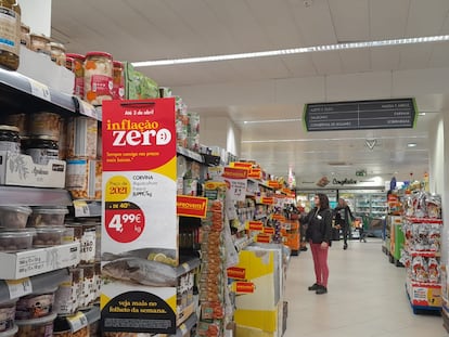 Unas estanterías con productos en un supermercado de Lisboa (Portugal).