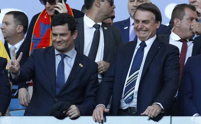 Sergio Moro e Jair Bolsonaro posam juntos no dia 7 de julho durante jogo da Copa América.