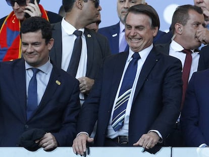 Sergio Moro e Jair Bolsonaro posam juntos no dia 7 de julho durante jogo da Copa América.