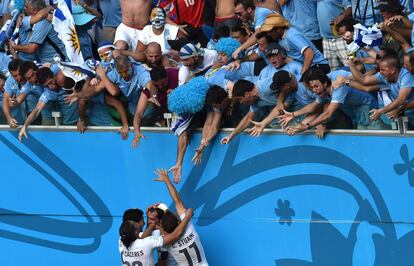 Jugadores de Uruguay celebran con su afición tras eliminar  a Italia en Natal durante la Copa Mundial de la FIFA 2014. 