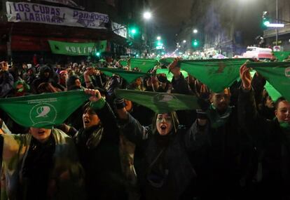 Activistas sostienen el símbolo del movimiento por el derecho al aborto, el pañuelo verde.