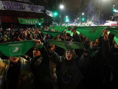 Activistas sostienen el símbolo del movimiento por el derecho al aborto, el pañuelo verde.