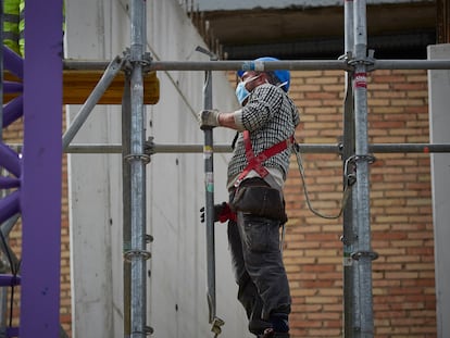Un empleado de la construcción trabaja en la reforma de un edificio en Pamplona.
Eduardo Sanz / Europa Press
27/04/2020