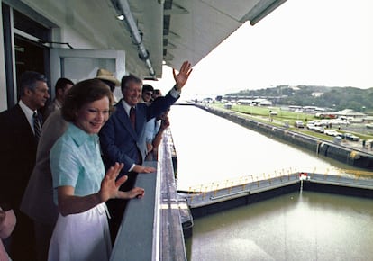 Tras la firma de los Tratados del Canal de Panamá, que devolvían la soberanía sobre el mismo a Panamá, Jimmy Carter, acompañado de su esposa, Rosalynn, visitó el canal,  el 17 de junio de 1978.  