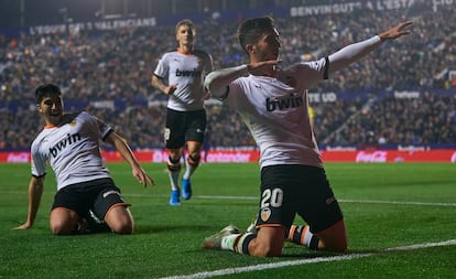 Ferran Torres celebra un gol al Levante en el último derbi valenciano.