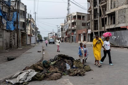 Una familia observa los uniformes militares abandonados en las calles de Goma, en el este de la República Democrática del Congo, escenario de fuertes combates entre la guerrilla del M23 y el ejército, el 29 de enero de 2025