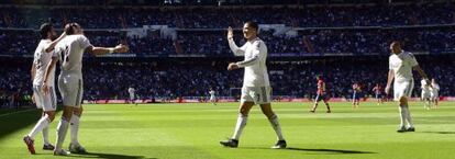 Celebración de los madridistas de uno de los nueve goles asestados al Granada.