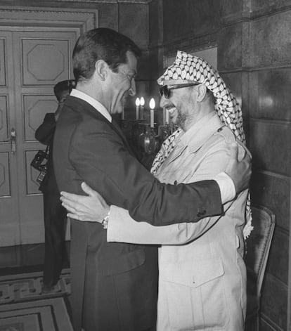 Setembro de 1979. O Presidente do Comitê Executivo da organização para a Liberação da Palestina (OLP), Yasser Arafat, abraça o presidente do Governo Adolfo Suárez antes de uma reunião com ele em Madri. O encontro com o presidente do Governo espanhol no Palácio da Moncloa, durou algo mais de duas horas; o tema principal é a intenção que tem a OLP, depois dos acordos entre o Egito e Israel de Camp David, de se relacionar com a Europa.