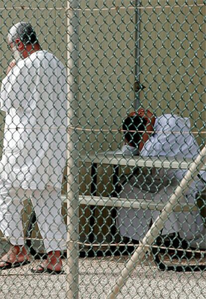 Dos detenidos del <i>Camp Delta</i> de la base estadounidense en Guantánamo en febrero de 2006.