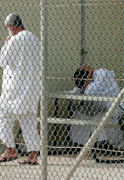 Dos detenidos del <i>Camp Delta</i> de la base estadounidense en Guantánamo en febrero de 2006.