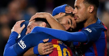 Messi, Luis Suárez y Neymar festejan un gol.