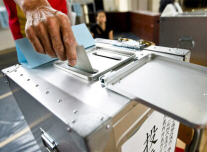 Un votante ejerce su derecho a elegir representantes