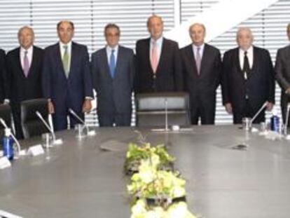 Fotografía facilitada por la Casa Real de Juan Carlos I junto a los miembros del Consejo Empresarial para la Competitividad