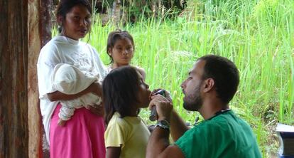 A la derecha, el médico Carlos Chaccon examina a una menor de la comunidad indígena Pemón de Mawayen cerca al río Caroní, en la frontera entre Venezuela y Brasil.