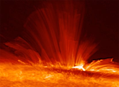 Las fotos publicadas por la NASA muestran que la superfice solar es más activa y violenta de lo que se pensaba. En la imagen se aprecia una erupción vertical en una área de fuerte magnetismo de la superficie solar.