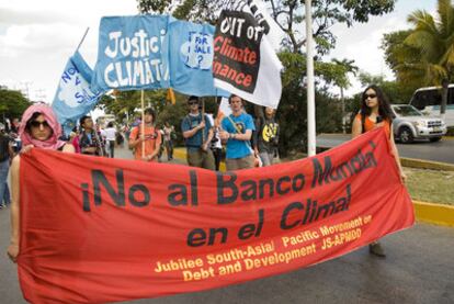 Grupos de activistas se manifiestan en Cancún.