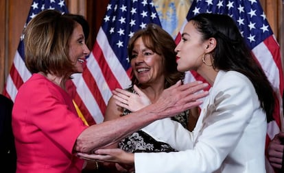 Nancy Pelosi, a la izquierda, saluda a Alexandria Ocasio-Cortez en la Cámara de Representantes, en 2019.