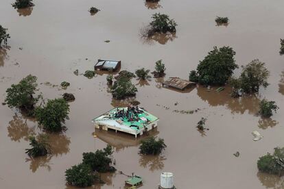 Los muertos sobrepasan ya los 200, con 84 en Mozambique, 82 en Zimbabue y 56 en Malaui, aunque la cifra oficial podría aumentar en los tres países, donde hay miles de afectados. En la imagen, un grupo de personas atrapadas en el tejado de un edificio en una zona inundada tras el paso del ciclón Idai en Beira, Mozambique, el 18 de marzo de 2019.