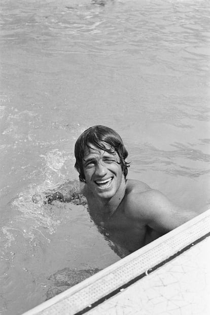 Jean-Paul Belmondo en una piscina de la riviera francesa en 1960.